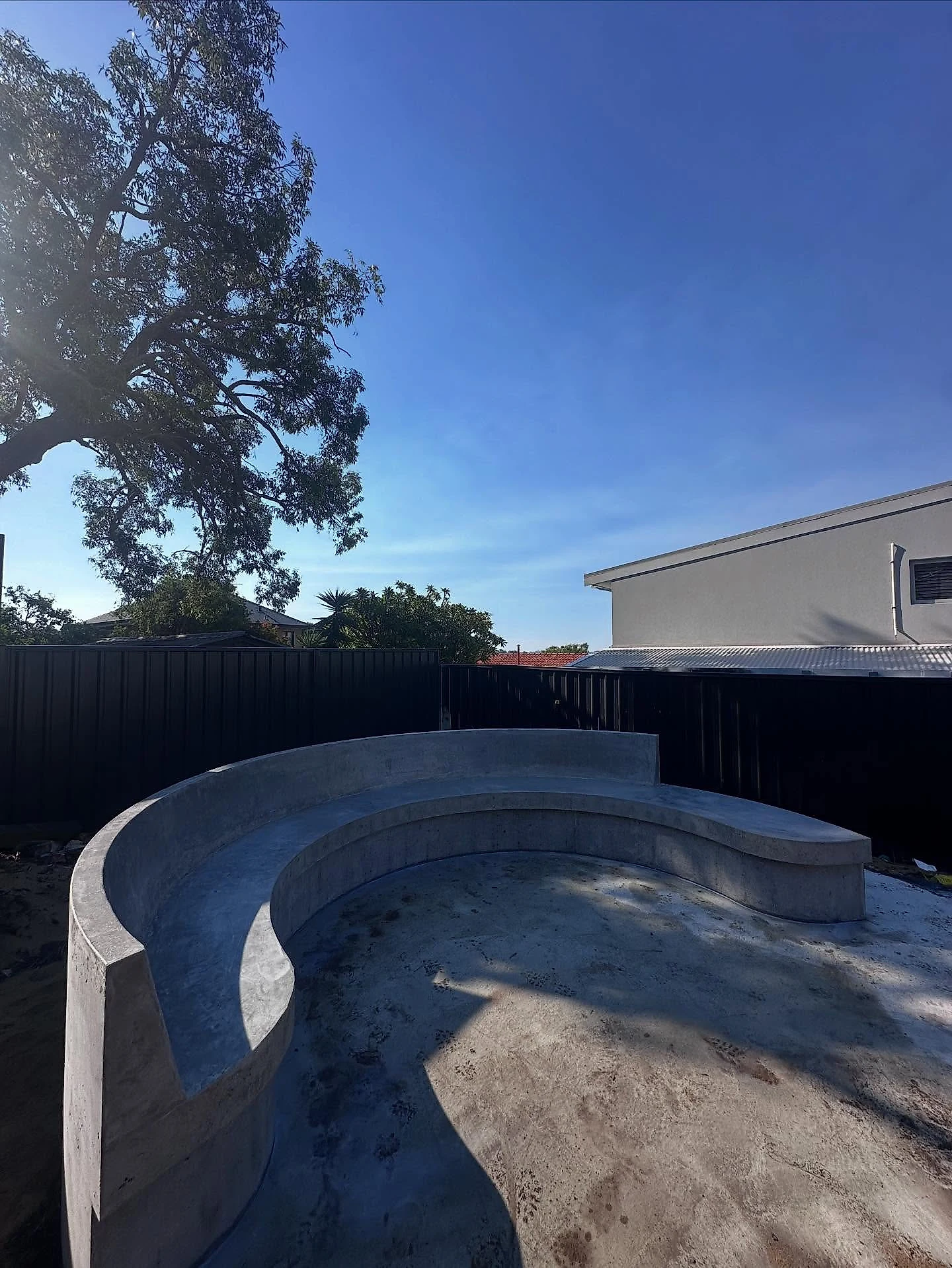 Curved architectural concrete poured by Woodlands Construct